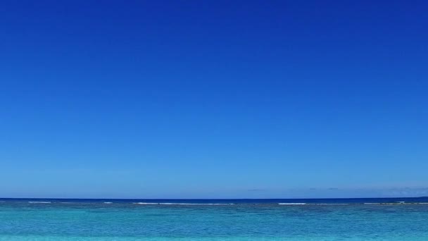 Solig havsutsikt av marina turist strand semester med blå lagun och vit sand bakgrund nära vågor — Stockvideo