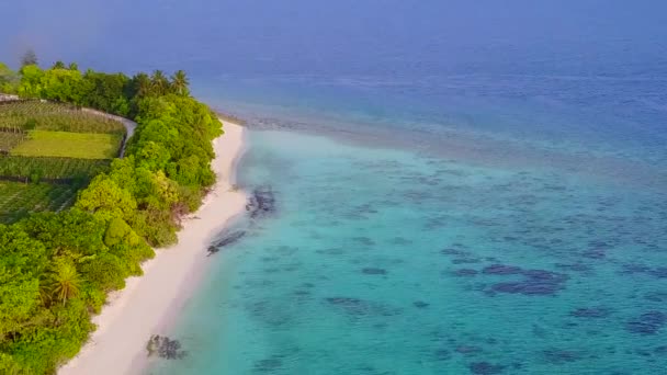 Paisagem vazia de tranquila vista mar praia férias por oceano transparente e fundo arenoso branco antes do pôr do sol — Vídeo de Stock