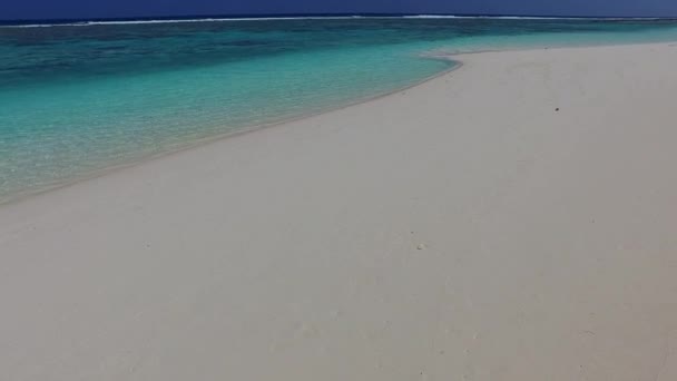 サンゴ礁の近くに白い砂浜の背景と青い水で熱帯リゾートビーチの航海の観光を閉じる — ストック動画
