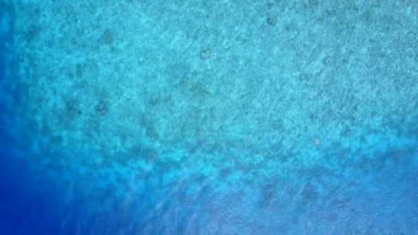 Ciepłe podróże morza widok na morze czas plaży przez niebieski ocean i biały piasek tło w pobliżu piaskownicy — Wideo stockowe