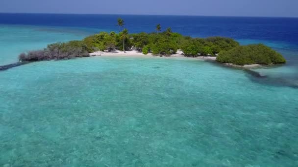 Turismo diurno de aventura de praia resort perfeito por mar azul e fundo de areia limpa perto de recife — Vídeo de Stock