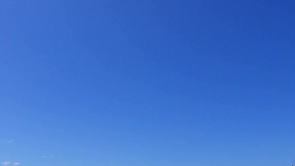 Romantische Textur der tropischen Bucht Strand Pause durch flachen Ozean mit weißem Sandhintergrund in der Nähe des Resorts — Stockvideo