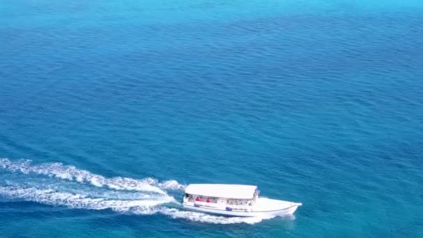 Cielo soleggiato di idilliaca gita in spiaggia turistica da blu oceano verde con sfondo di sabbia bianca vicino a bancone di sabbia — Video Stock