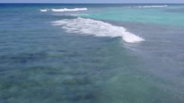 Drohnenhimmel von exotischen touristischen Strandausflug durch blaues Wasser mit weißem Sand Hintergrund — Stockvideo