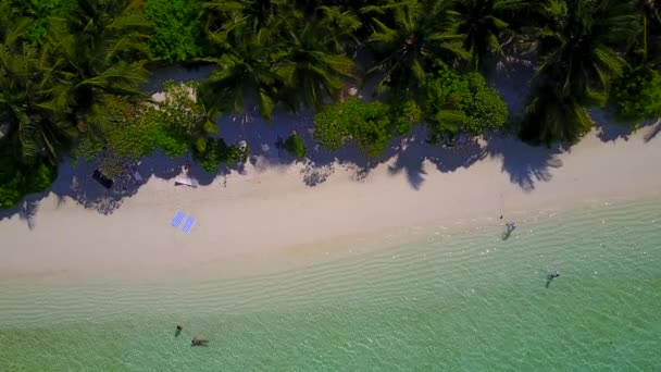Panorama romântico da praia paradisíaca viagem pela lagoa azul e fundo arenoso branco antes do pôr do sol — Vídeo de Stock