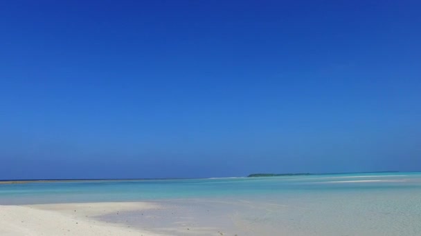 Közel textúra egzotikus tengerparti utazás kék vízzel és tiszta homok háttér naplemente előtt — Stock videók