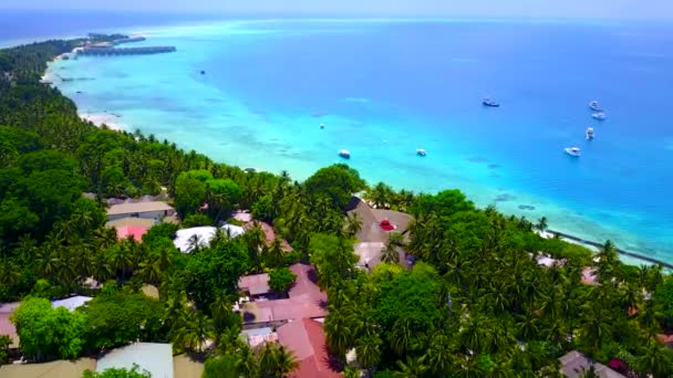 Luchtfoto drone landschap van idyllische lagune strand reis door blauw water en schone zandachtergrond — Stockvideo