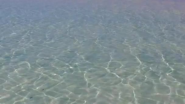 日の出後に白い砂浜を背景に澄んだ水でエキゾチックなリゾートビーチタイムの夏の海 — ストック動画