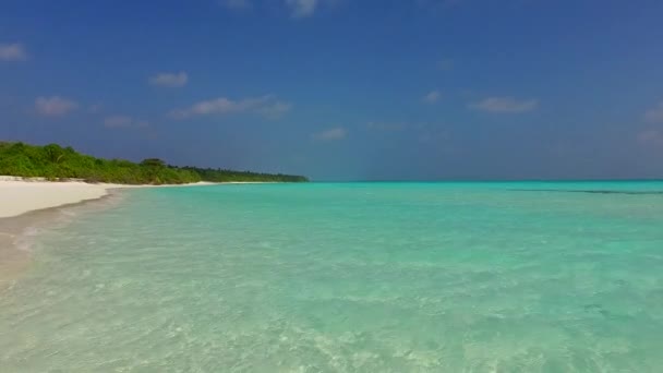 Zomer landschap van tropische lagune strand break door blauwe lagune met heldere zandachtergrond in de buurt van surfen — Stockvideo