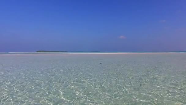 Drohnen-Tourismus von entspannter Strandzeit am blauen Meer mit weißem Sandhintergrund — Stockvideo