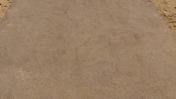 Повітряний безпілотник пейзажі тихого лагуни пляжу дикої природи на прозорому морі з білим піском фону — стокове відео