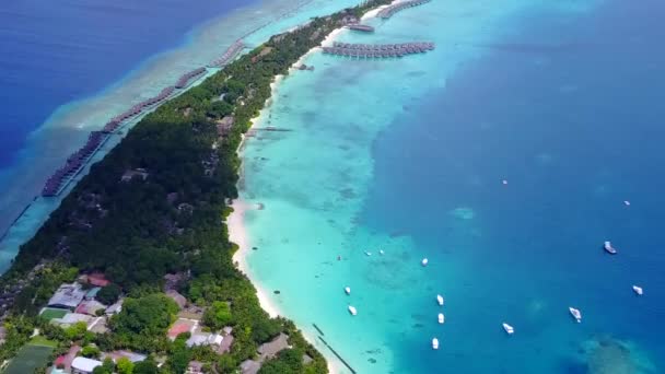 Drone widok morze krajobraz pięknej linii brzegowej plaży wakacje przez błękitne morze z białym, piaszczystym tle — Wideo stockowe