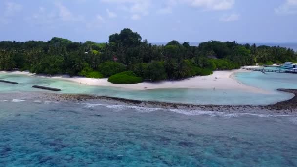 Prázdná obloha exotického pobřeží pláž životní styl podle modrého moře s jasným písečným pozadím na slunci — Stock video