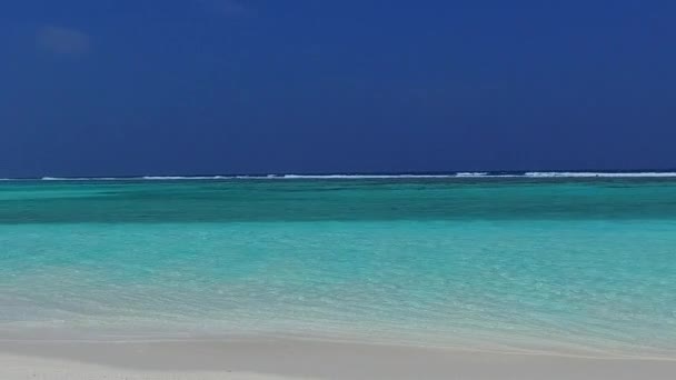 Szeroki kąt nieba egzotycznej plaży turystycznej podróży przezroczystej wody z białym, piaszczystym tle w pobliżu kurortu — Wideo stockowe