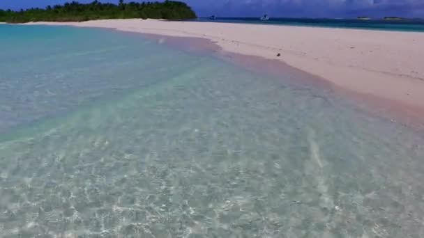 Turkuaz deniz kıyısında güneş ışığında parlak kum arka planlı güzel göl manzarası. — Stok video