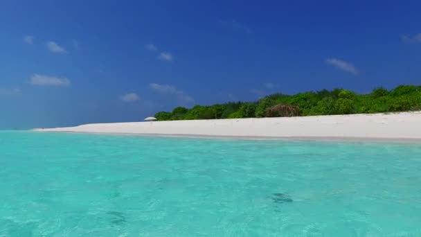 Kopieer ruimte zeegezicht van rustige kustlijn strand avontuur door blauw groene lagune met wit zand achtergrond in de buurt van rif — Stockvideo