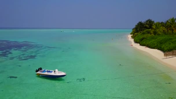Sonniger Abstrakt der Meereslagune Strand Reise durch aqua-blaue Lagune und weißen Sandhintergrund vor Sonnenuntergang — Stockvideo