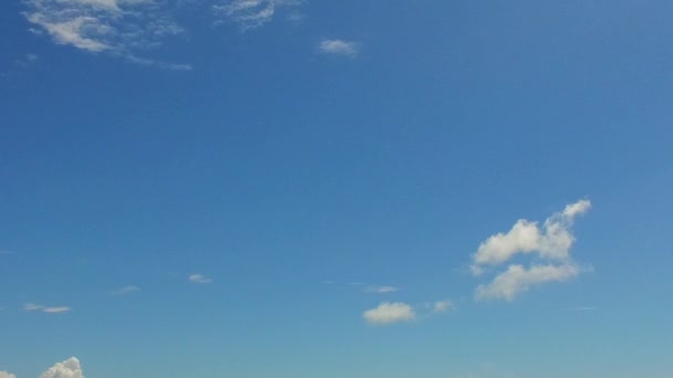 Копіювати простір неба розкішного курортного пляжного відпочинку на блакитному океані з білим піщаним фоном біля курорту — стокове відео