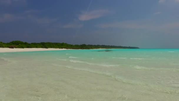 Romantiskt resande av exotisk havsutsikt strandtid med blått hav och vit sand bakgrund nära resort — Stockvideo