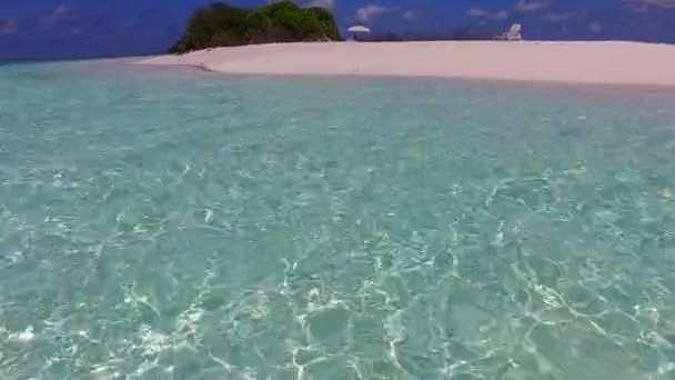 Sonnige Zusammenfassung der Meereslagune Strand Zeit durch blaues Wasser und weißen Sandhintergrund im Sonnenlicht — Stockvideo