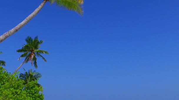 リゾートの近くに白い砂浜の背景を持つターコイズブルーの海による穏やかな島のビーチタイムの晴れ空 — ストック動画