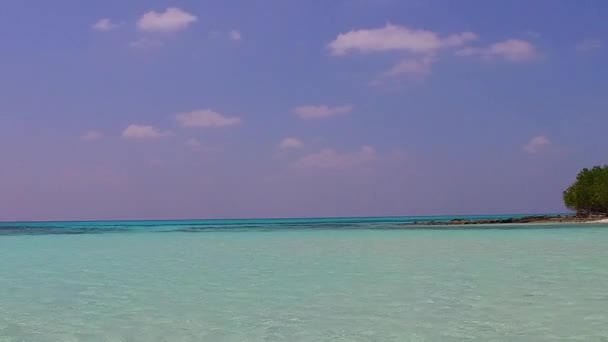 Turismo de verano de playa costa perfecta aventura por mar claro con fondo de arena blanca cerca de las olas — Vídeos de Stock