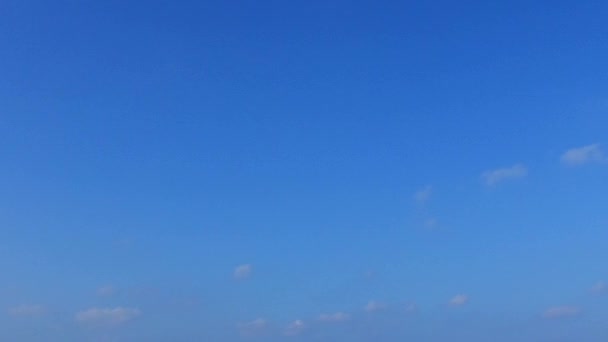Textura espaço cópia de luxo vista mar viagem de praia por mar azul-turquesa com fundo arenoso branco na luz solar — Vídeo de Stock