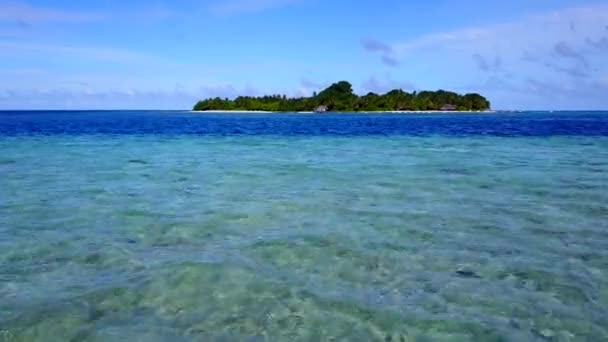 Ζεστό τοπίο γαλήνιας ακτογραμμής παραλιακό ταξίδι με πεντακάθαρη θάλασσα με λευκή άμμο φόντο μετά την ανατολή — Αρχείο Βίντεο