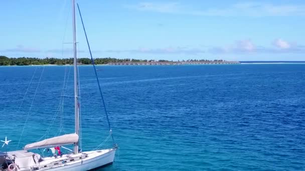 Zomer hemel van rustige toeristische strand wilde dieren door blauw groen water met witte zandachtergrond in de buurt van golven — Stockvideo