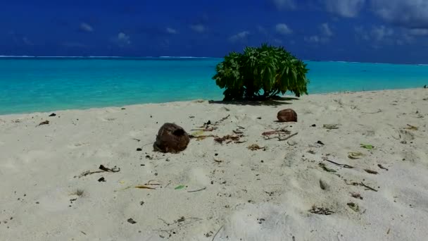 Cielo vuoto di esotico viaggio sulla spiaggia in riva al mare da acqua blu mare con sfondo di sabbia pulita vicino resort — Video Stock