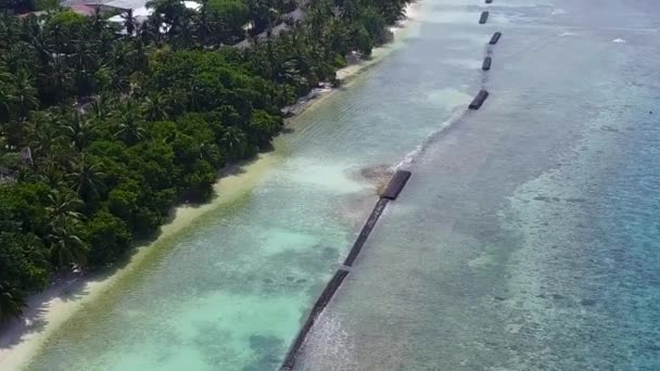 Denní obloha exotické laguny plážový výlet v modré laguně a jasné písečné pozadí v blízkosti surfování — Stock video