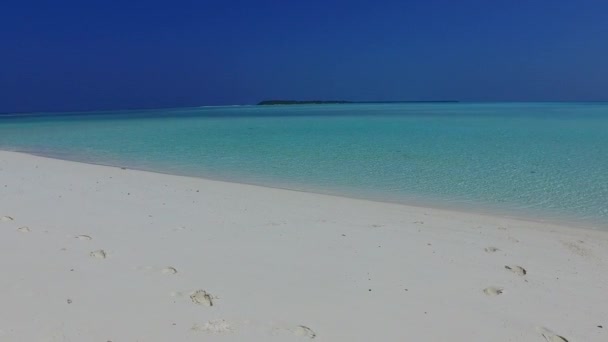 Дневная текстура расслабляющего курортного путешествия по голубой лагуне и чистый песчаный фон рядом с курортом — стоковое видео