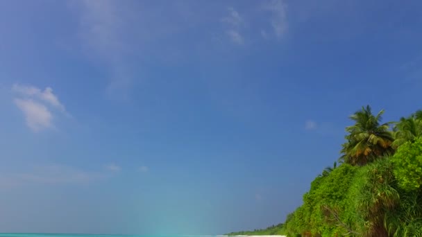 Natureza vazia do estilo de vida na praia da baía marinha por lagoa azul-turquesa e fundo de areia branca perto do banco de areia — Vídeo de Stock