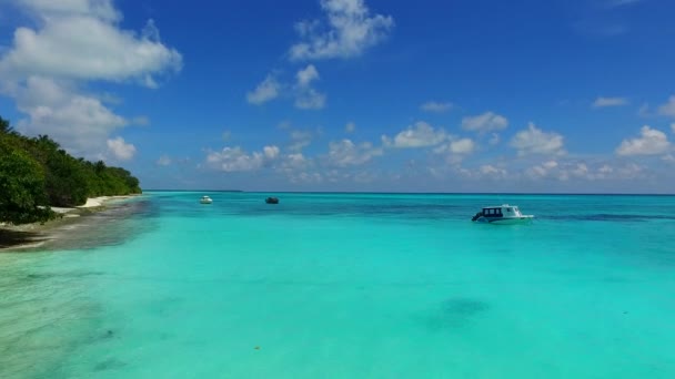 Textura soleada de tiempo de playa de costa relajante por agua verde azul y fondo de arena brillante a la luz del sol — Vídeo de stock