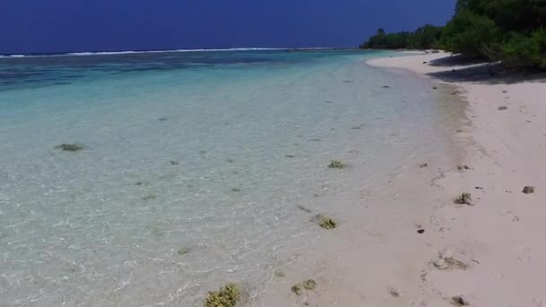 Brede hoek textuur van tropische resort strand break door blauwe lagune en witte zandachtergrond in de buurt van rif — Stockvideo