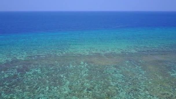 Drone aéreo de viagem tranquila litoral praia estilo de vida por azul oceano verde com fundo de areia branca — Vídeo de Stock