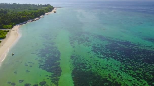 Крупним планом морський пейзаж спокійного пляжного подорожі блакитним зеленим океаном з білим піщаним фоном на сонячному світлі — стокове відео