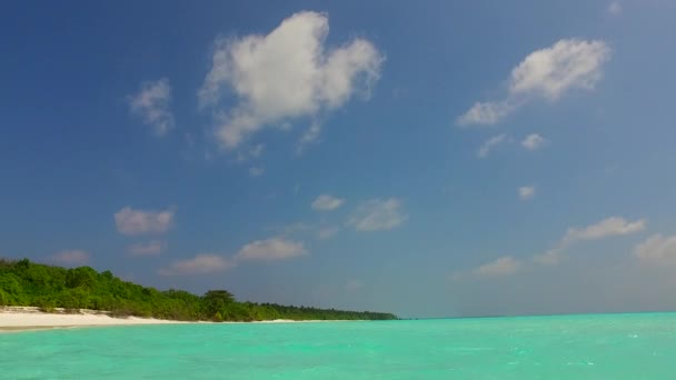 Warme textuur van ontspannen uitzicht op zee strand reis door blauw groene oceaan en wit zand achtergrond in zonlicht — Stockvideo