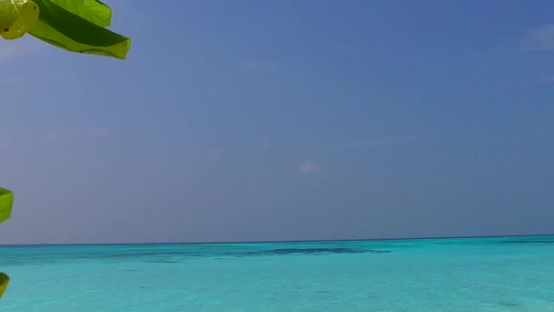 Perjalanan Sunny dari pantai teluk laut liburan oleh air biru dan pasir putih latar belakang sebelum matahari terbenam — Stok Video