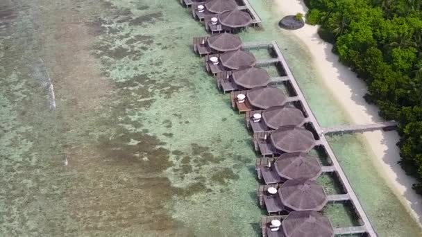 Viagem ensolarada de praia costeira perfeita tempo por mar azul com fundo de areia branca perto do resort — Vídeo de Stock