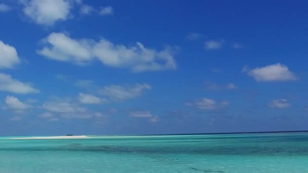 Skopiuj streszczenie egzotycznej przygody plaży na wyspie z jasną laguną z białym, piaszczystym tłem w pobliżu rafy — Wideo stockowe