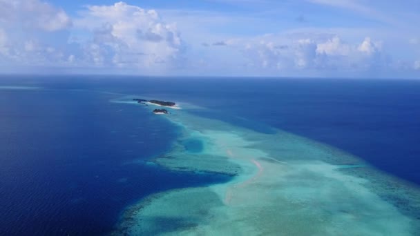 Cielo aéreo de la isla de lujo tiempo de playa por el agua verde azul y fondo de arena brillante — Vídeo de stock