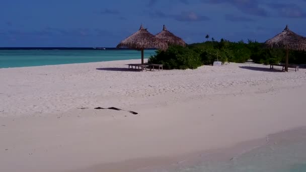 Turismo estivo di idilliaca spiaggia turistica tempo dal mare poco profondo e sabbia pulita sfondo vicino banco di sabbia — Video Stock