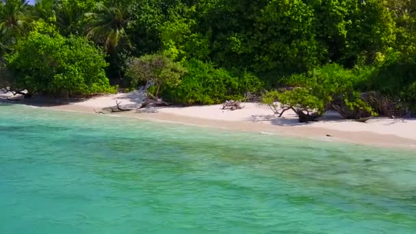 Zamknij krajobraz idyllicznego kurortu przygoda plaży przez niebieską lagunę i biały piasek tło w pobliżu kurortu — Wideo stockowe