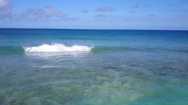 Pusty krajobraz rajskiego brzegu plaży przerwa przez błękitną zieloną lagunę i biały piasek tło w słońcu — Wideo stockowe
