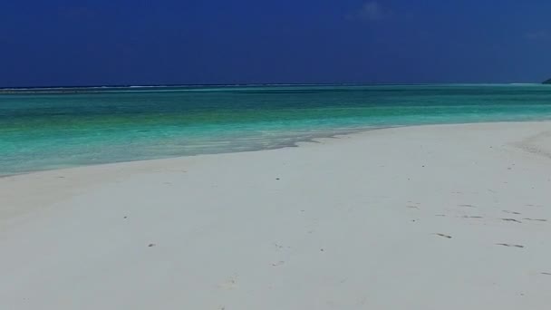 Широкий угол путешествия красивого морского побережья время на голубом океане с белым песчаным фоном рядом с серфингом — стоковое видео