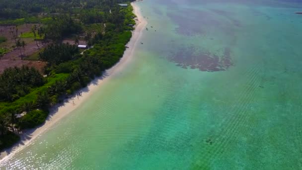 Verão viagem de relaxante baía praia pausa por mar transparente e fundo de areia brilhante perto do resort — Vídeo de Stock