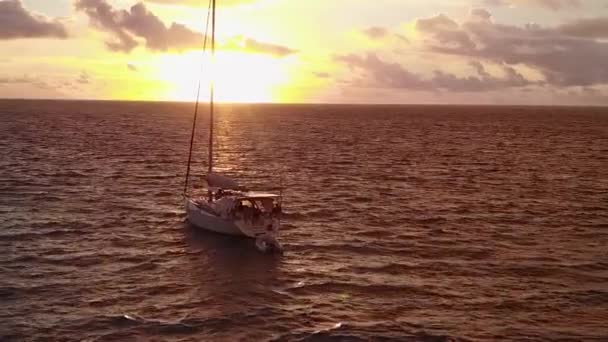 Textura espaço cópia de bela vista mar praia quebrar por mar raso e fundo arenoso branco perto de recife — Vídeo de Stock