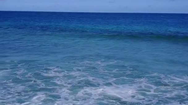Вид с воздуха абстрактный спокойный прибрежный образ жизни на пляже с аква-голубой водой на белом песчаном фоне — стоковое видео