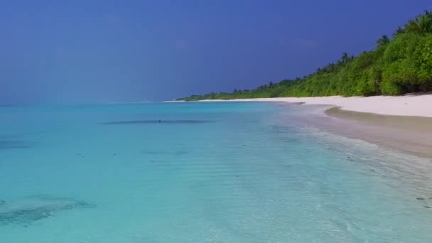 Zonnig toerisme van luxe eiland strand avontuur door ondiep water met witte zandachtergrond in de buurt van resort — Stockvideo